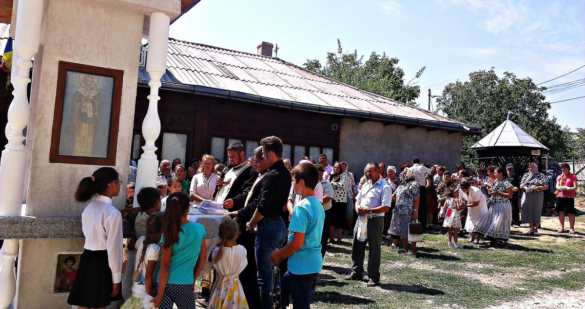 Sfințirea Troiței din curtea interioară a Parohiei "Sf. Apostol Andrei" Deleni-II, alături de credincioși